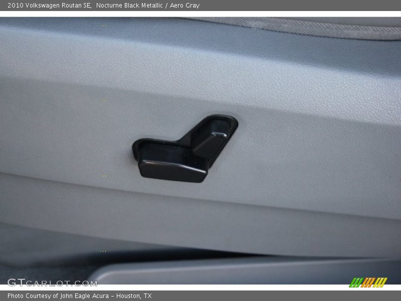 Nocturne Black Metallic / Aero Gray 2010 Volkswagen Routan SE