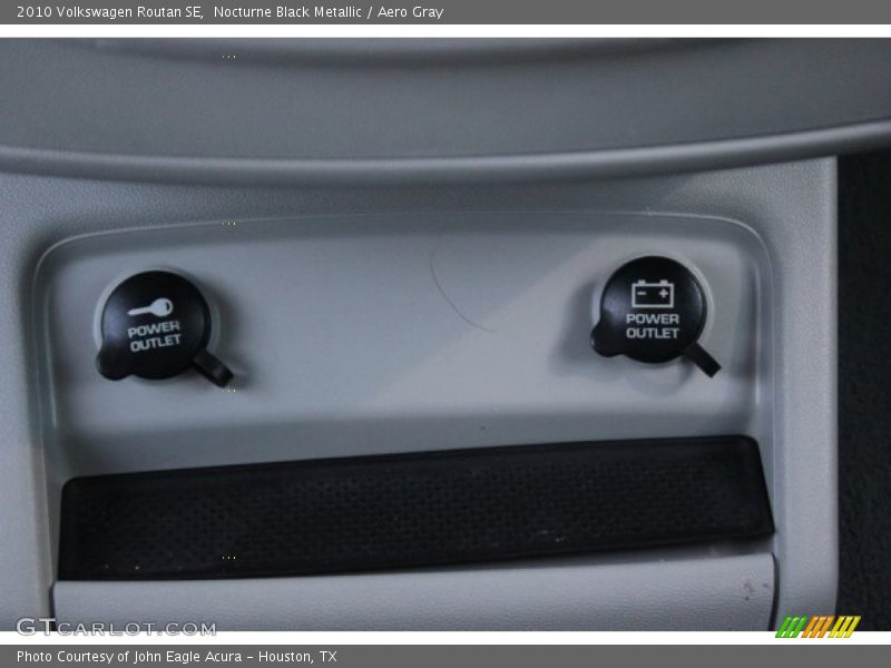Nocturne Black Metallic / Aero Gray 2010 Volkswagen Routan SE