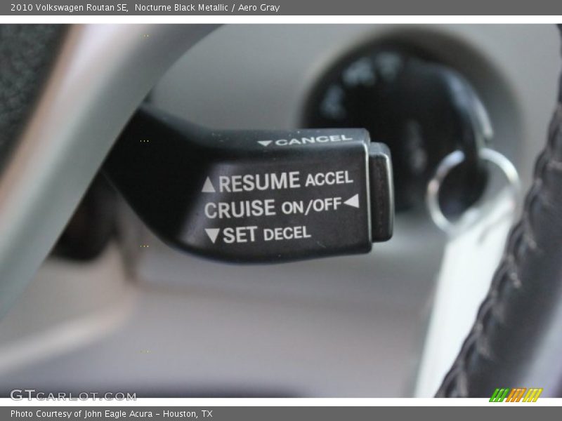 Nocturne Black Metallic / Aero Gray 2010 Volkswagen Routan SE