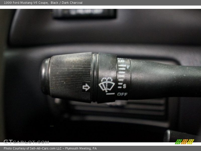 Black / Dark Charcoal 1999 Ford Mustang V6 Coupe