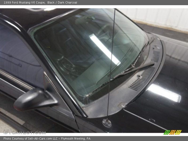 Black / Dark Charcoal 1999 Ford Mustang V6 Coupe