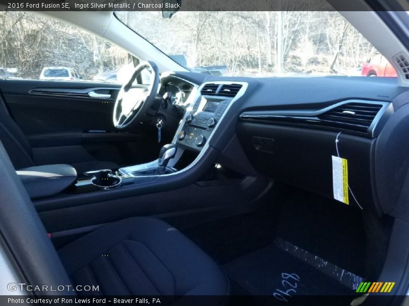 Ingot Silver Metallic / Charcoal Black 2016 Ford Fusion SE
