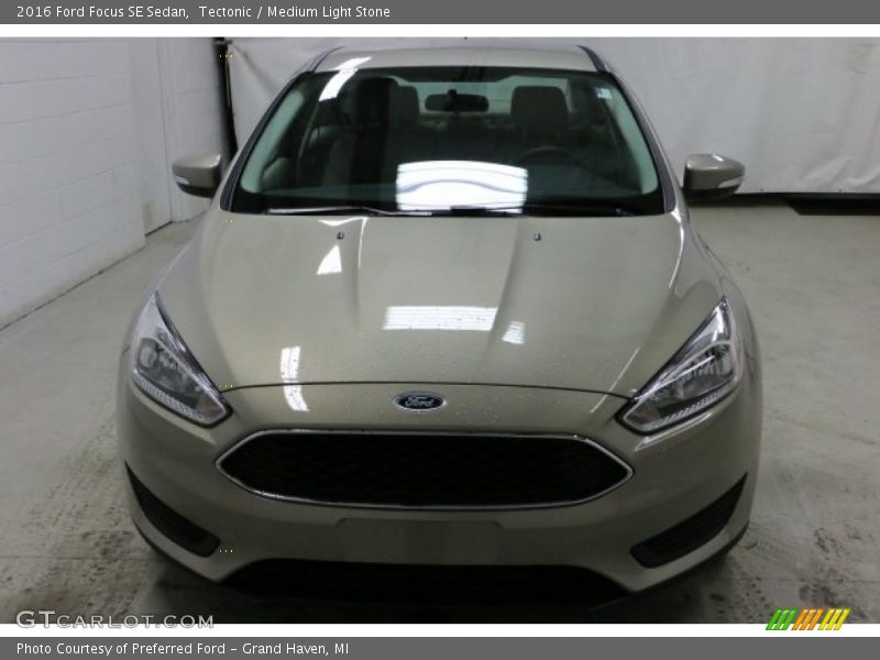 Tectonic / Medium Light Stone 2016 Ford Focus SE Sedan