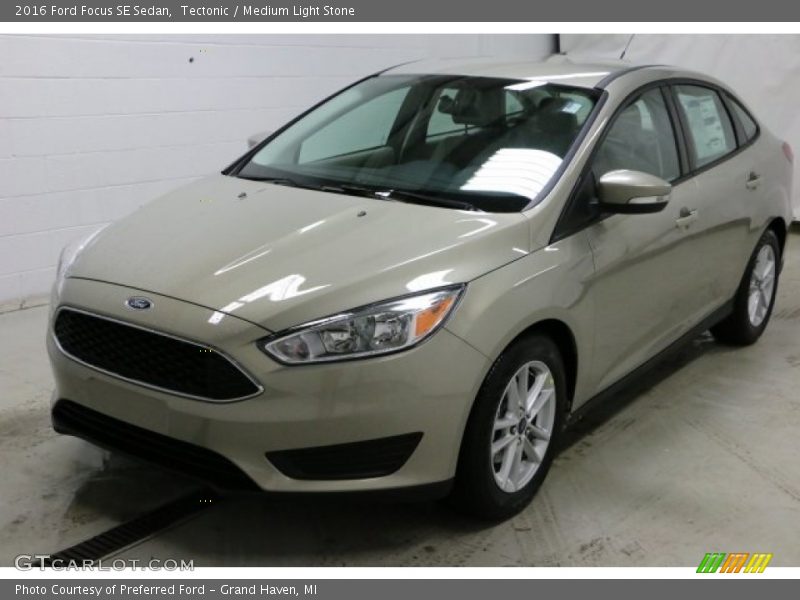 Tectonic / Medium Light Stone 2016 Ford Focus SE Sedan