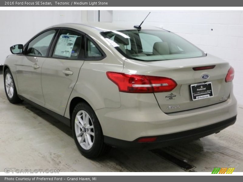 Tectonic / Medium Light Stone 2016 Ford Focus SE Sedan