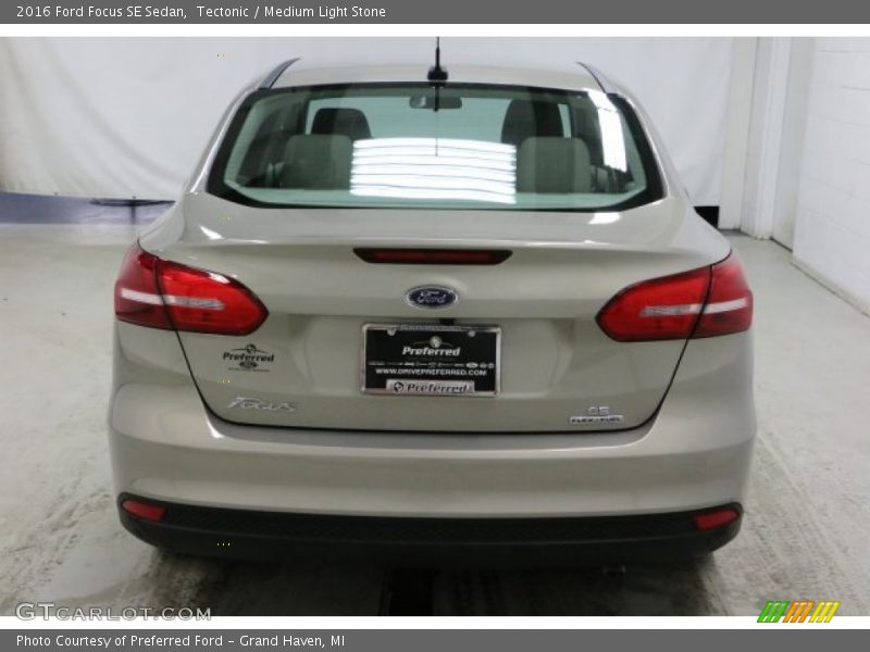Tectonic / Medium Light Stone 2016 Ford Focus SE Sedan
