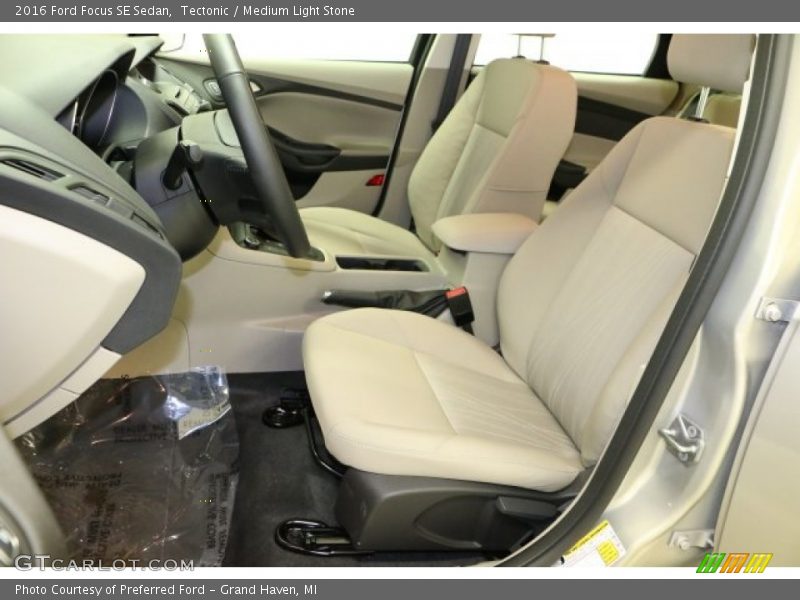 Tectonic / Medium Light Stone 2016 Ford Focus SE Sedan