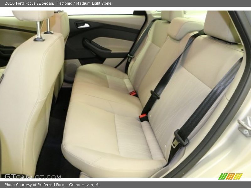 Tectonic / Medium Light Stone 2016 Ford Focus SE Sedan