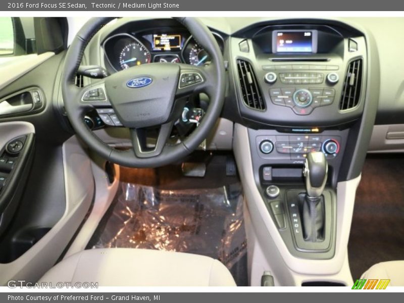 Tectonic / Medium Light Stone 2016 Ford Focus SE Sedan