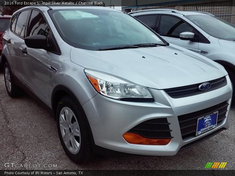 Ingot Silver Metallic / Charcoal Black 2016 Ford Escape S