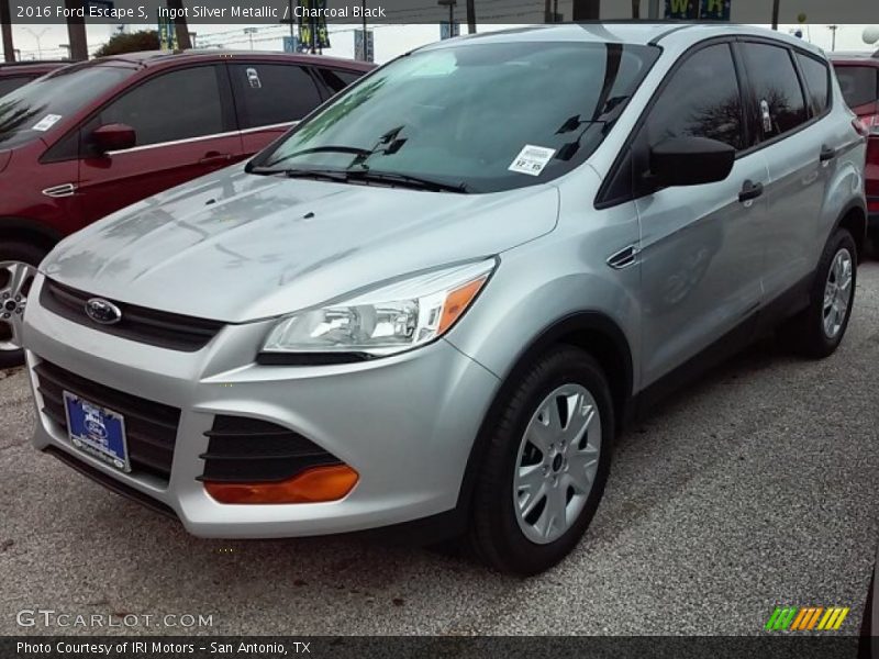 Ingot Silver Metallic / Charcoal Black 2016 Ford Escape S