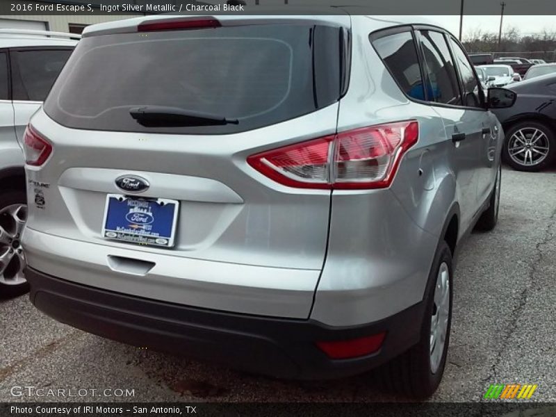 Ingot Silver Metallic / Charcoal Black 2016 Ford Escape S