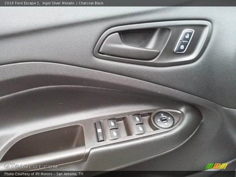 Ingot Silver Metallic / Charcoal Black 2016 Ford Escape S