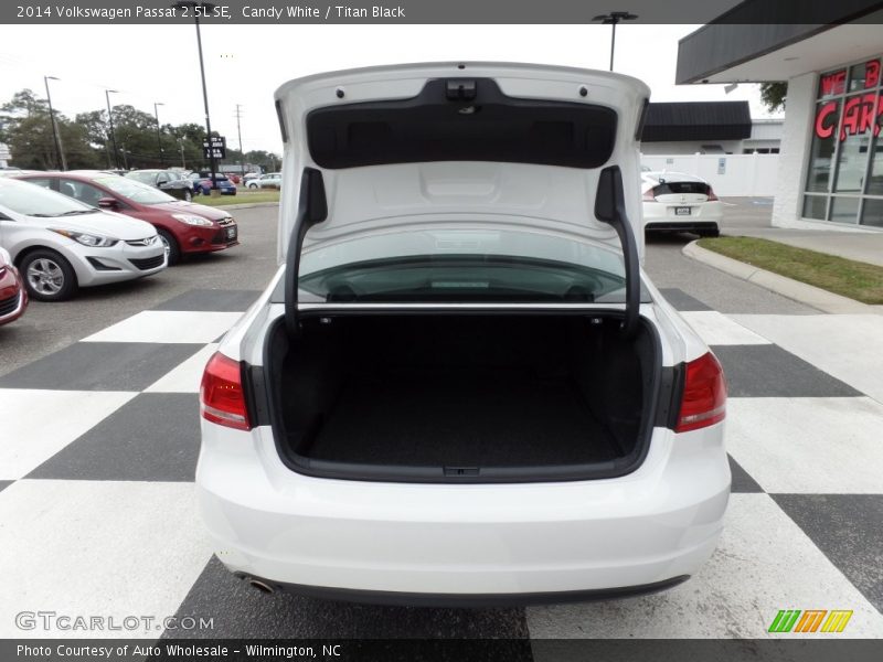 Candy White / Titan Black 2014 Volkswagen Passat 2.5L SE