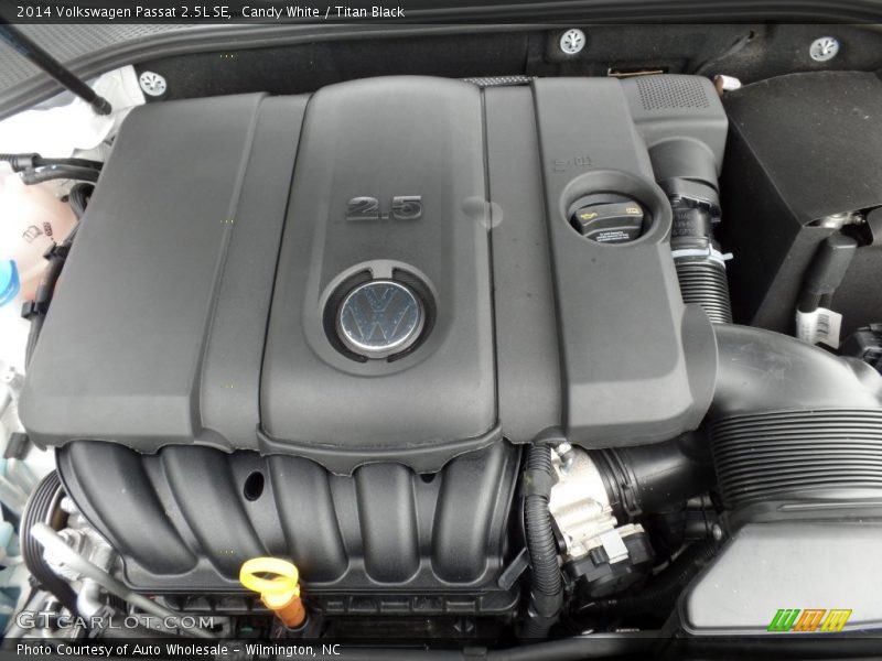 Candy White / Titan Black 2014 Volkswagen Passat 2.5L SE
