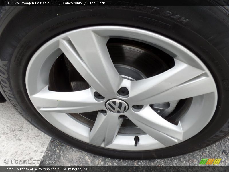 Candy White / Titan Black 2014 Volkswagen Passat 2.5L SE