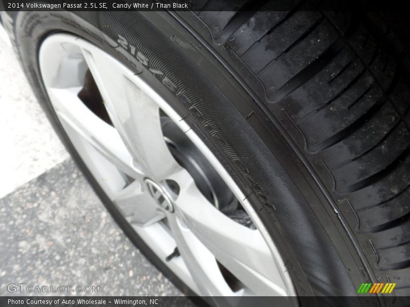 Candy White / Titan Black 2014 Volkswagen Passat 2.5L SE