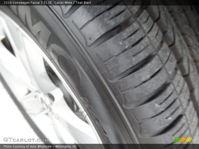 Candy White / Titan Black 2014 Volkswagen Passat 2.5L SE