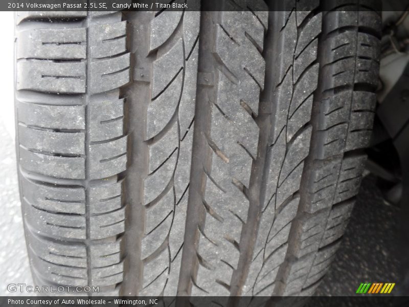 Candy White / Titan Black 2014 Volkswagen Passat 2.5L SE