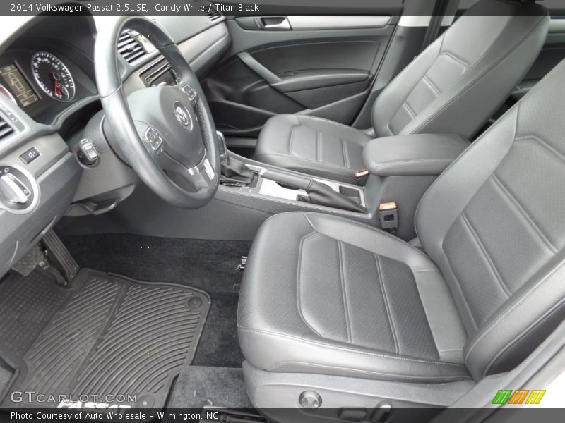 Candy White / Titan Black 2014 Volkswagen Passat 2.5L SE