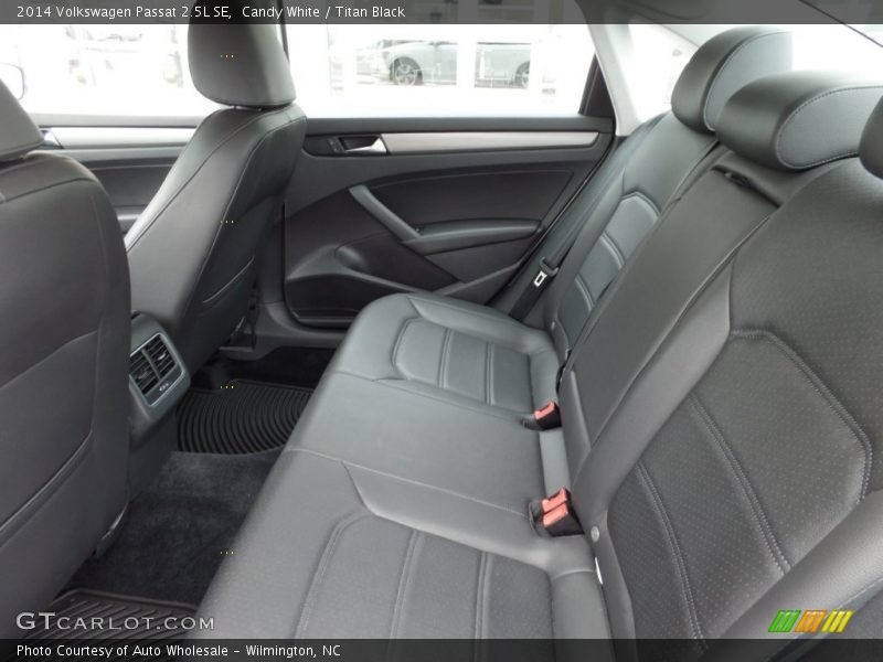 Candy White / Titan Black 2014 Volkswagen Passat 2.5L SE