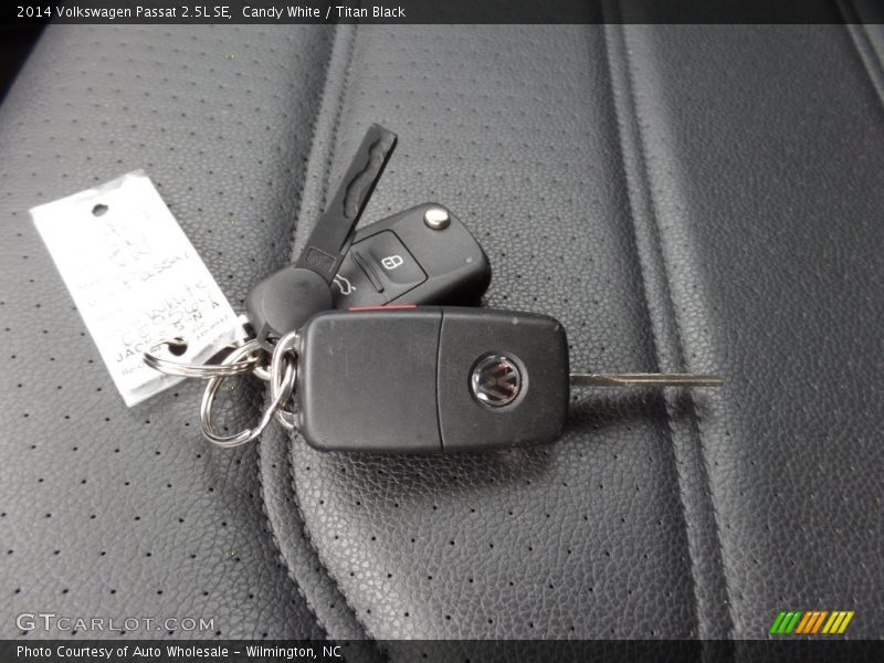 Candy White / Titan Black 2014 Volkswagen Passat 2.5L SE