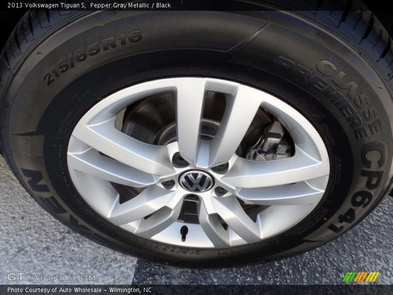 Pepper Gray Metallic / Black 2013 Volkswagen Tiguan S