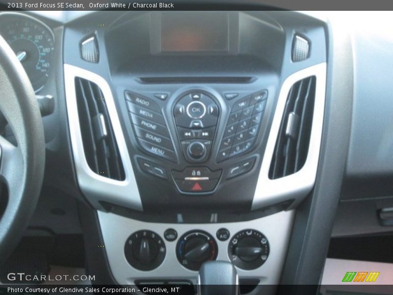 Oxford White / Charcoal Black 2013 Ford Focus SE Sedan