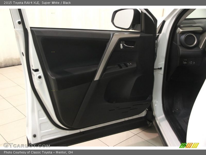 Super White / Black 2015 Toyota RAV4 XLE