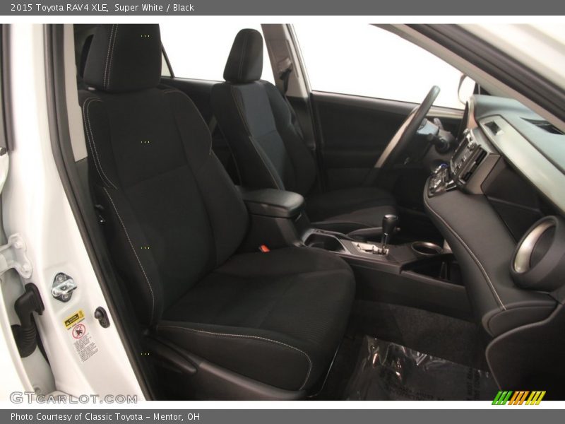 Super White / Black 2015 Toyota RAV4 XLE
