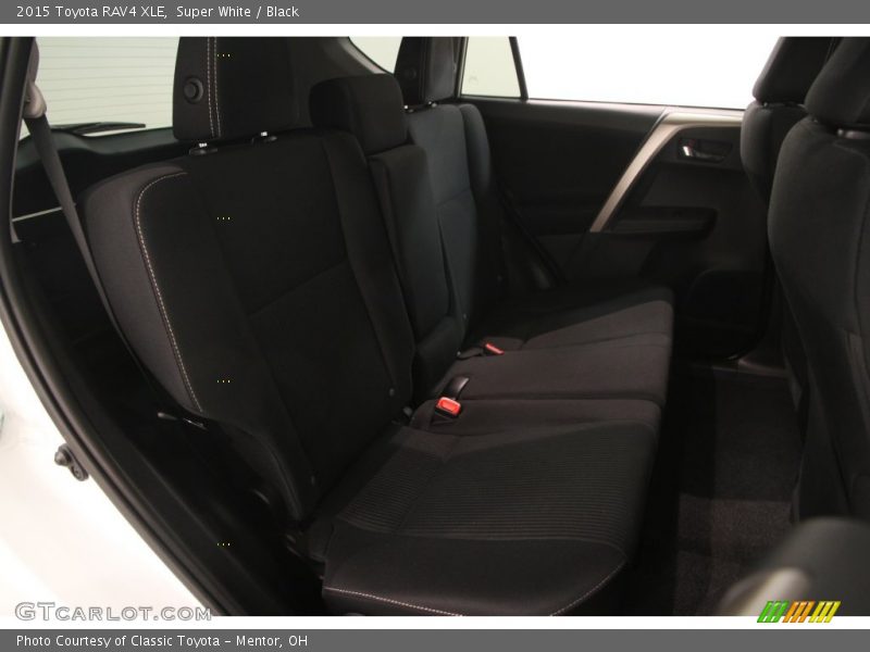 Super White / Black 2015 Toyota RAV4 XLE