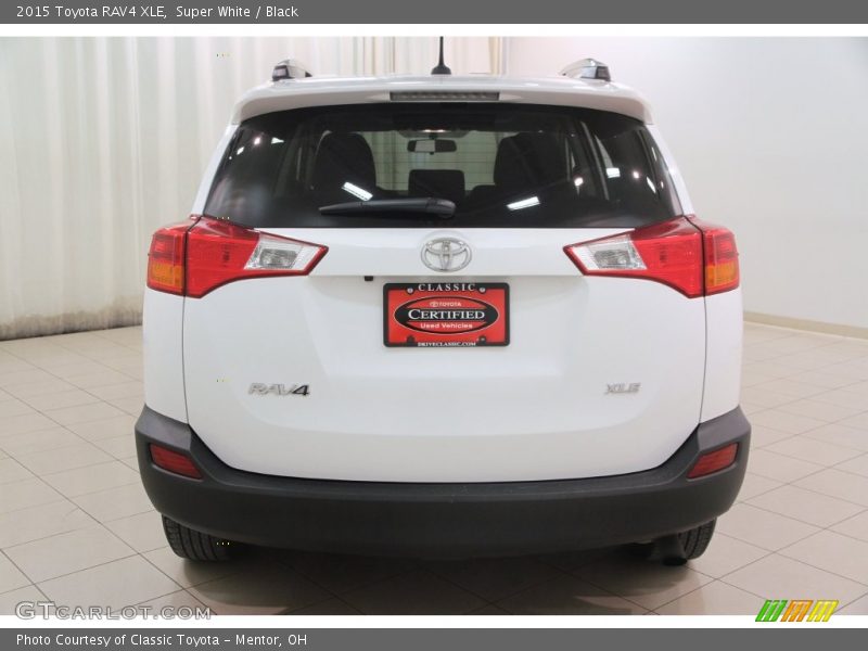 Super White / Black 2015 Toyota RAV4 XLE