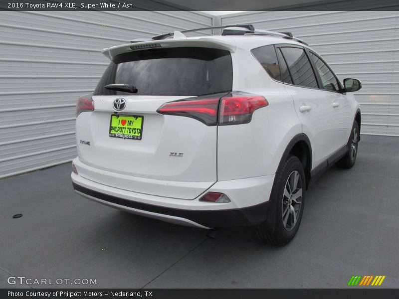 Super White / Ash 2016 Toyota RAV4 XLE