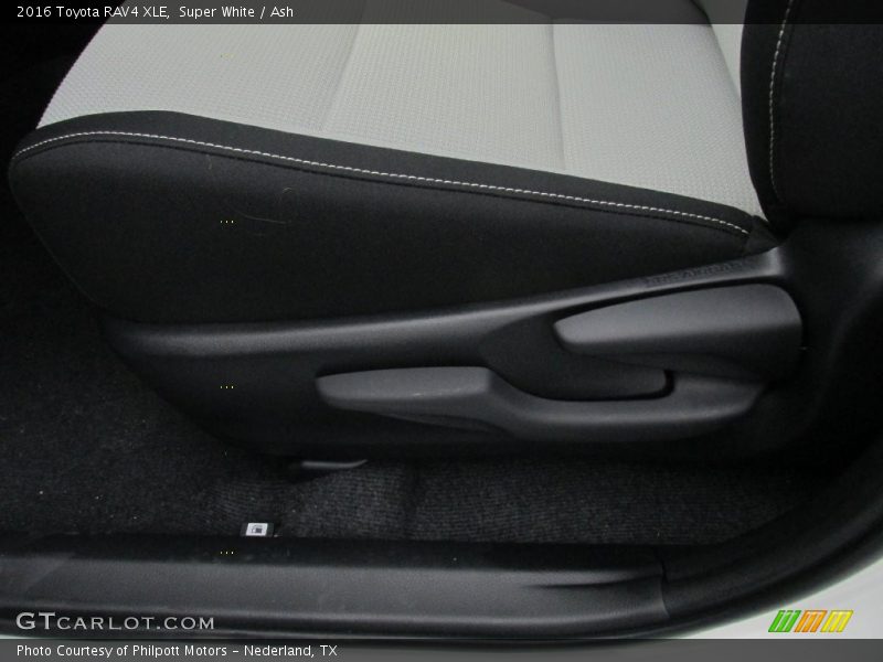 Super White / Ash 2016 Toyota RAV4 XLE