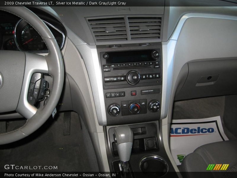 Silver Ice Metallic / Dark Gray/Light Gray 2009 Chevrolet Traverse LT