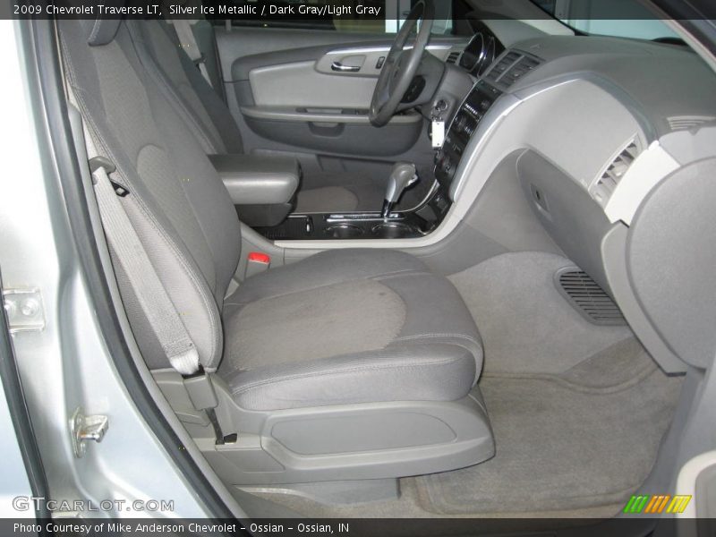 Silver Ice Metallic / Dark Gray/Light Gray 2009 Chevrolet Traverse LT