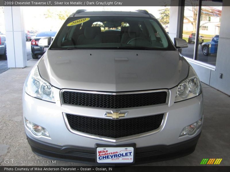 Silver Ice Metallic / Dark Gray/Light Gray 2009 Chevrolet Traverse LT
