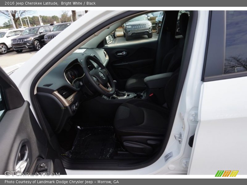 Bright White / Black 2016 Jeep Cherokee Latitude
