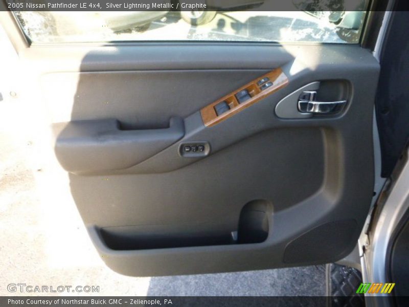 Silver Lightning Metallic / Graphite 2005 Nissan Pathfinder LE 4x4