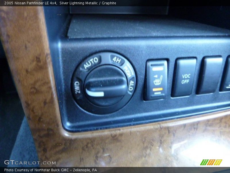 Silver Lightning Metallic / Graphite 2005 Nissan Pathfinder LE 4x4