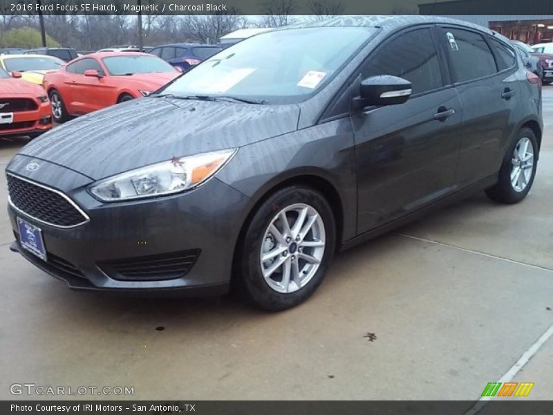 Magnetic / Charcoal Black 2016 Ford Focus SE Hatch