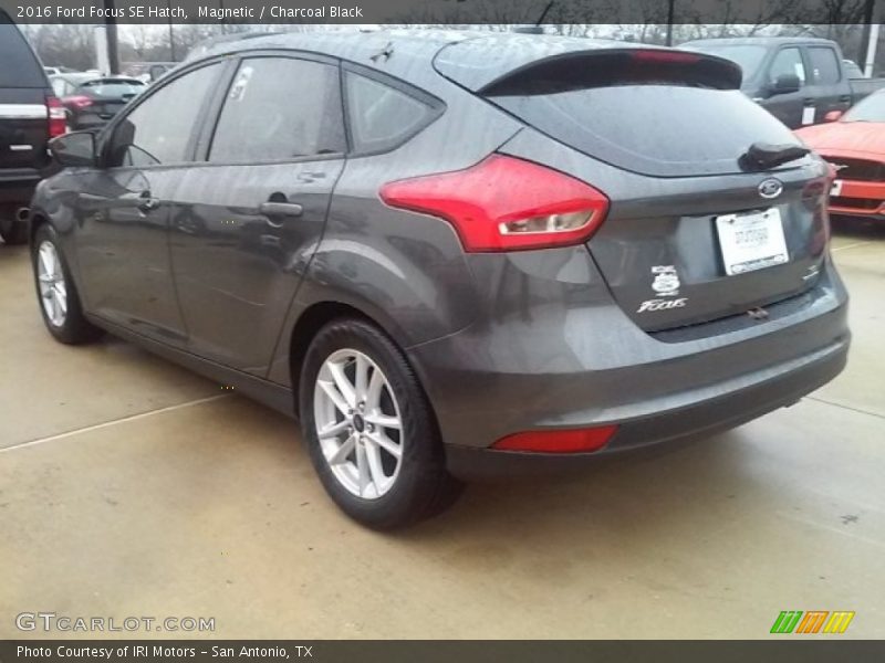 Magnetic / Charcoal Black 2016 Ford Focus SE Hatch