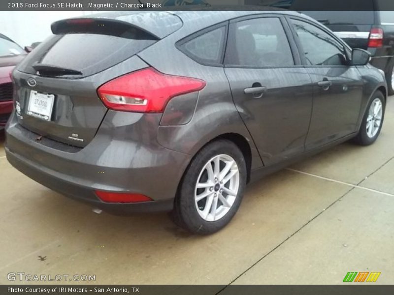 Magnetic / Charcoal Black 2016 Ford Focus SE Hatch