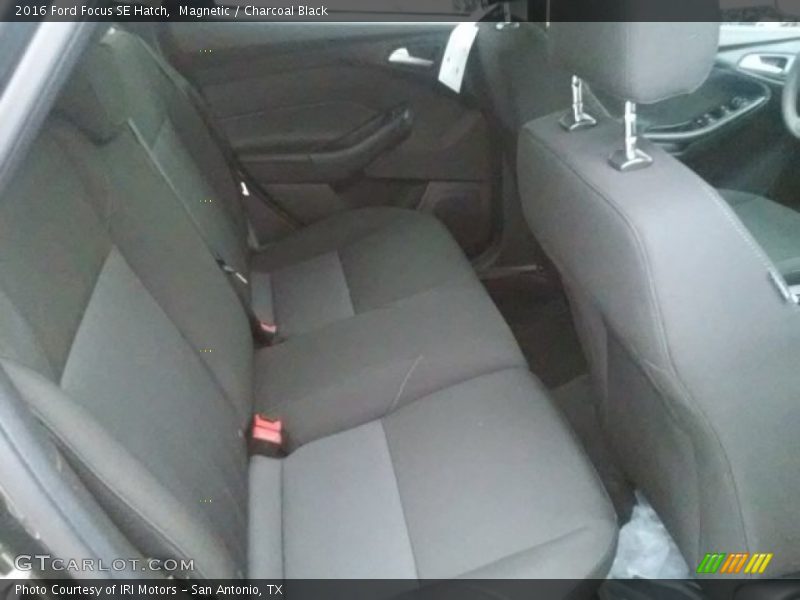 Magnetic / Charcoal Black 2016 Ford Focus SE Hatch