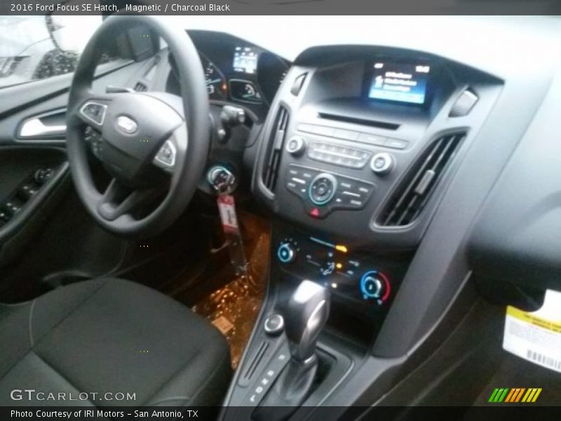 Magnetic / Charcoal Black 2016 Ford Focus SE Hatch