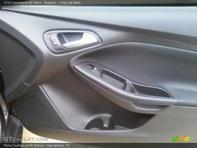 Magnetic / Charcoal Black 2016 Ford Focus SE Hatch