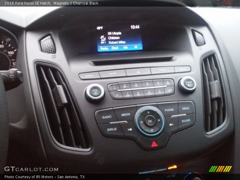 Magnetic / Charcoal Black 2016 Ford Focus SE Hatch