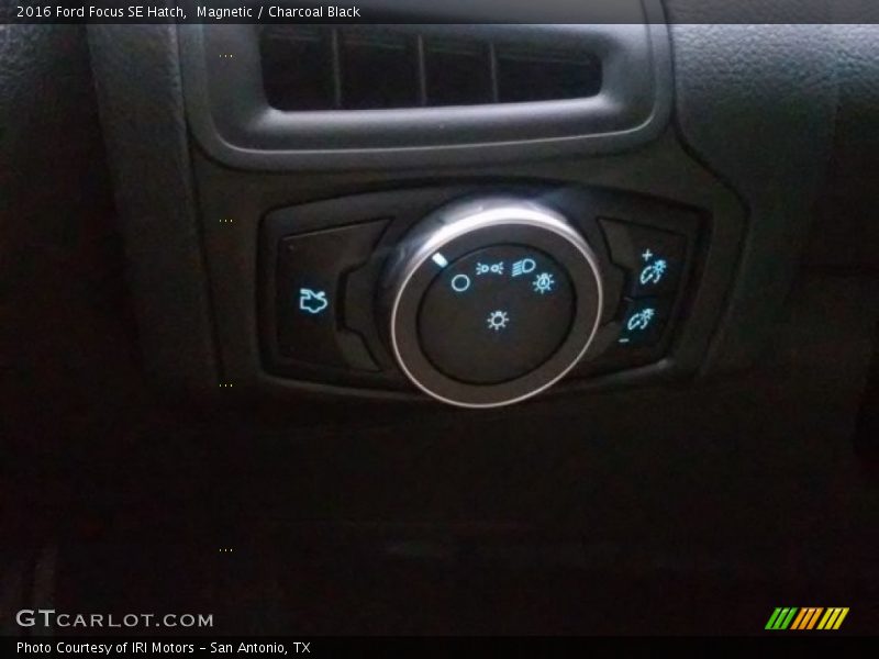 Magnetic / Charcoal Black 2016 Ford Focus SE Hatch