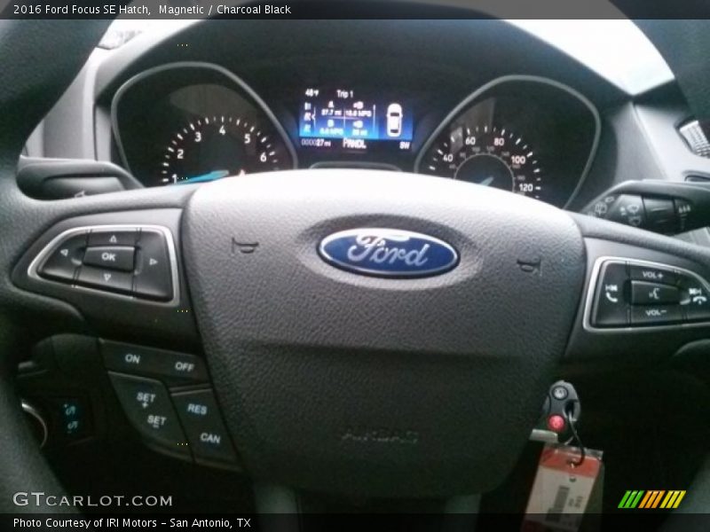 Magnetic / Charcoal Black 2016 Ford Focus SE Hatch