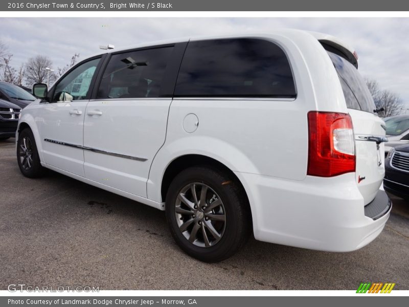 Bright White / S Black 2016 Chrysler Town & Country S